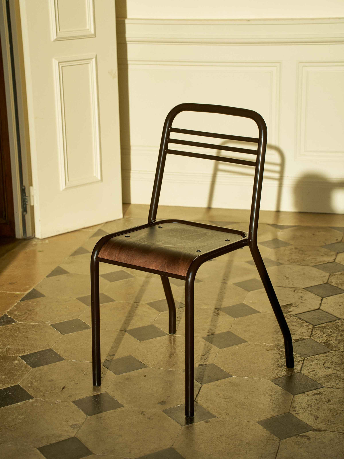 Chaise UD assise bois - Noir Foncé