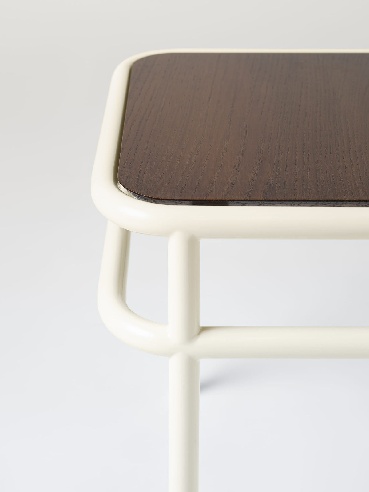 Table d'appoint UD / plateau chêne teinté noyer - Blanc Perlé