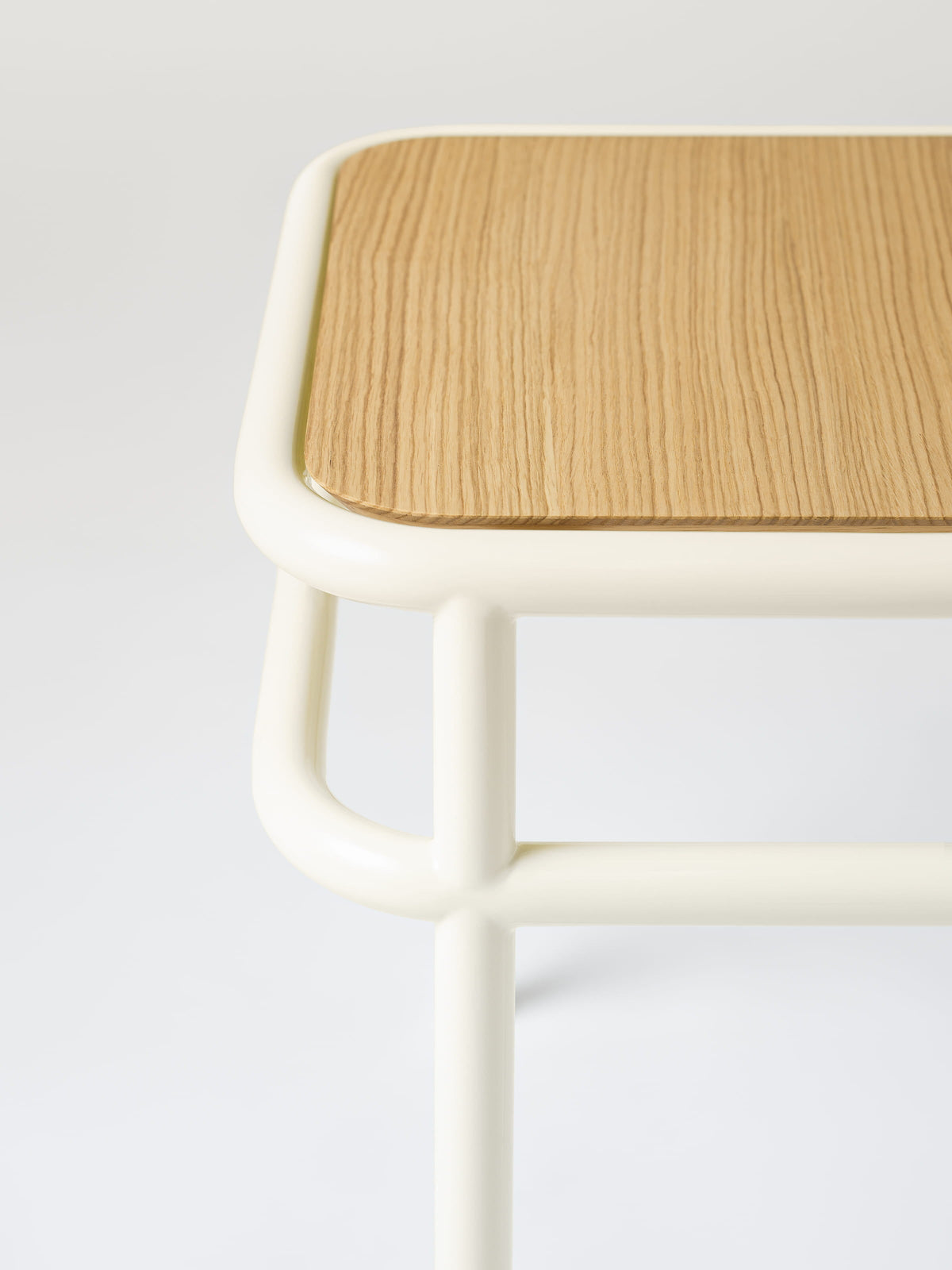 UD side table / natural oak top - Pearl White